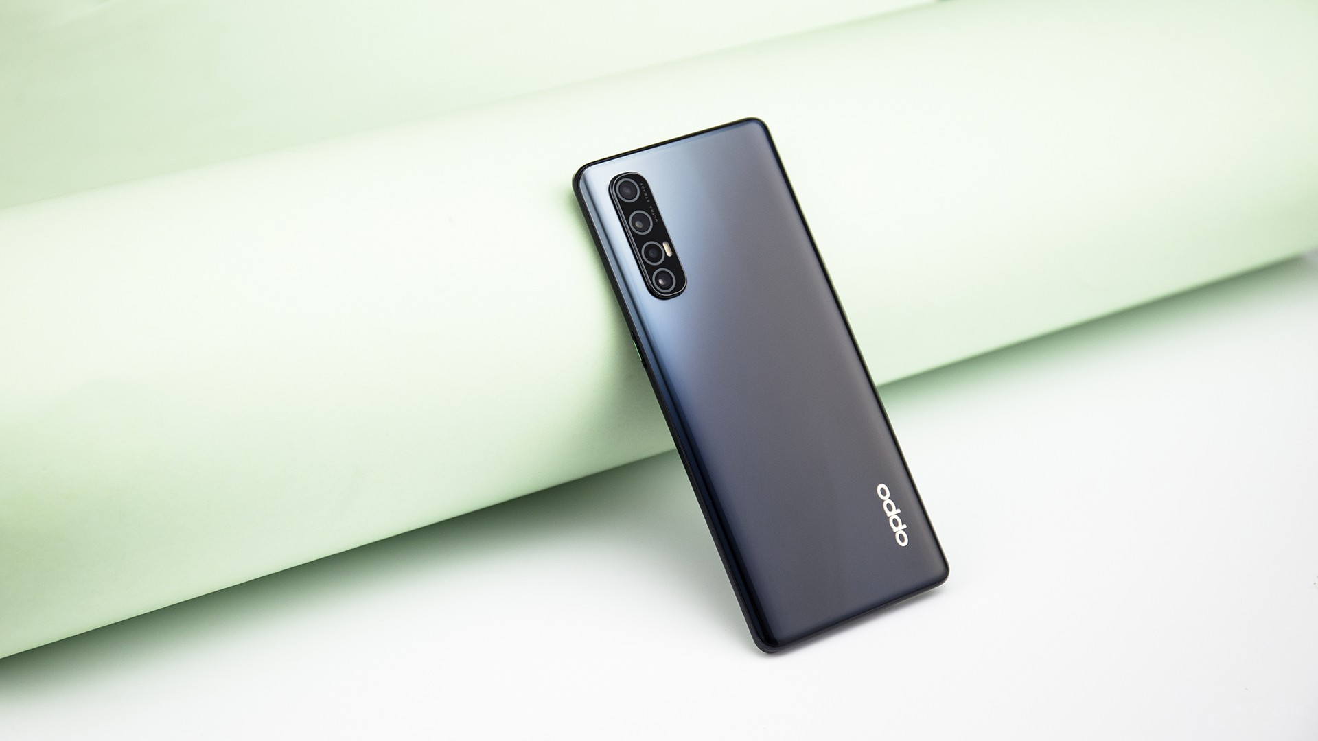 OPPO Reno3 Pro ʹ�õ���˫ģ 5G ����ܹ�����Ҫ�鹦������صĸ�ͨ���� 765G ����ʽ 5G �ƶ�ƽ̨�����Ǹ�ͨ�׿��ʽ 5G SoC�����õ����� X52 �����ڷ���ҵ��ƽ�����������ʵ���� Sub-6G + ���ײ���SA��NSA ˫ģ 5G ���ӡ�