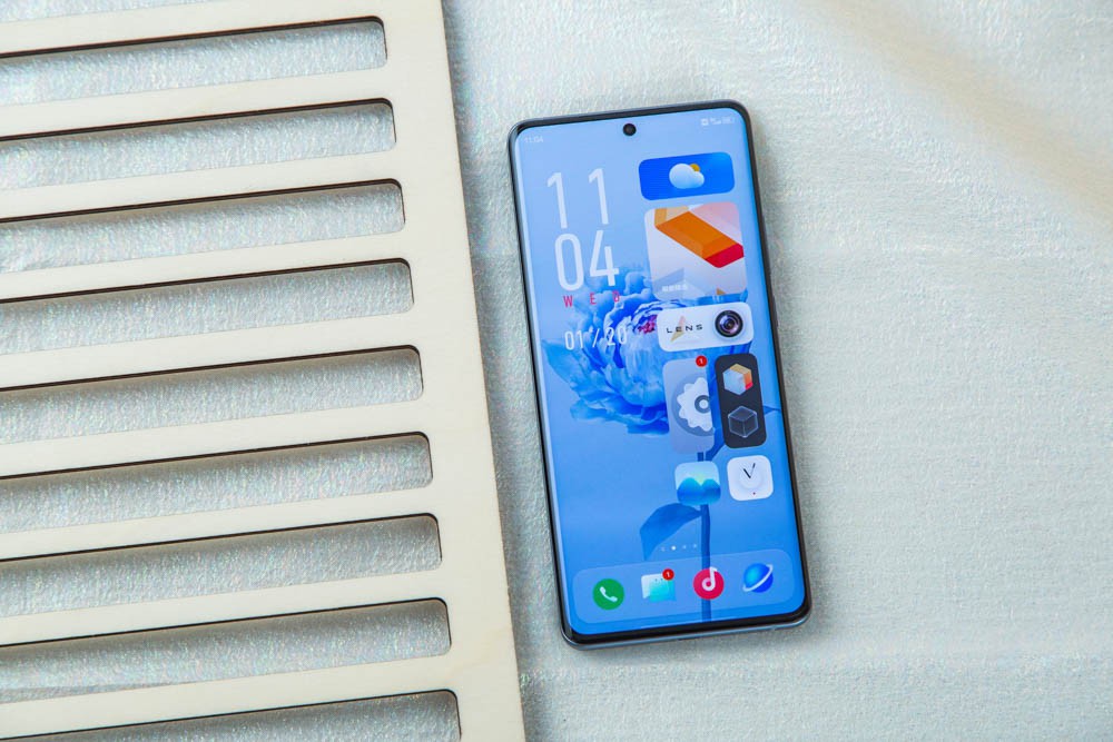 vivo X60 Pro+֮ǰvivo X60 Provivo X60û̫죬Ļ6.56ӢAMOLEDм3DLTMֲɫӳ似ЧƸ߹أ԰ϸŻ3.96mmǰþͷ׷룬ȷʱ񲻻ƮǶȲƫ