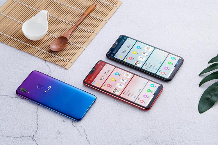 ֵ��һ����ǣ�vivoΪZ1�ഺ���䱸��Jovi�˹�����������֧���ǻ۳������ǻ�ʶ�����ǻ����棬�������԰Ѷ�����������ڸ�һ���У�����������ȡ��Ļ������Ϣ����������һ��ֱ���ǻ����棬���ù���һ��ֱ���Ҫ��Ϣһ�����ţ�����������Ч�ʡ�