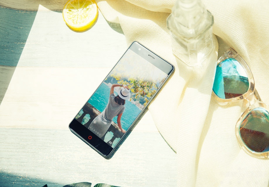 �ޱ߿���ѧ��һ�εõ�������Ŭ����Z17������5.5Ӣ����Ļ�����������ޱ߿����ƣ������ߴ��5Ӣ����ֻ��ոв��ֲ��٣�������СС���ģ������Ļ����϶����з���FiT 3.0�߿򽻻��������û�����ͨ����ͬ�����ƾͿ����ڲ�ͬ����������������м�ֵ����Ϣ�����ָ��򵥡������١�����Ч������ݣ������ܵĽ�����ʽ�����õ����û��ӷ�æ�������еõ���š�