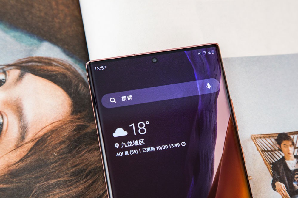 �������棬����Note20 Ultra�䱸��4500mAh��������أ�ʹ��������͵�25W�������30���Ӽ��ɽ���ص�������50%���Աȹ����Ŀ�似�����������ٶȲ���̫�졣