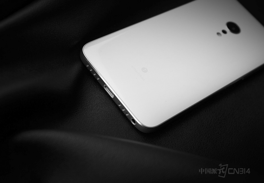 SmartisanM1��4GB+32GB�汾�ۼ�2499Ԫ��Smartisan M1������Ӳ���ϻ��������϶��������۵ı��֣���Ϊһ���ͨ����821�콢��Smartisan M1��������Ҳӵ��Big Bang�Լ�One Step�Ĵ��¹���ֵ�õ��ޡ�