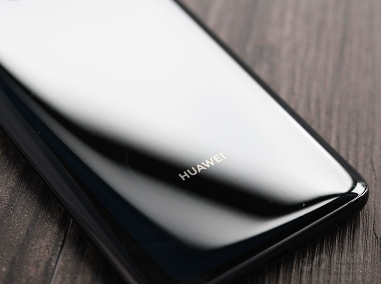 ��ط��棬�û�������4200����ʱ�Ĵ�������أ�֧��40W�����������߳�磬�������980�������ĵ͹��ģ�ʵ�ʵ�����ʱ����Էǳ��־á�