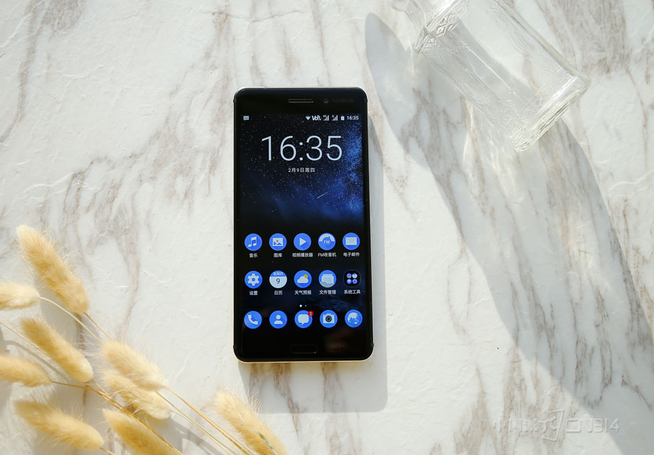 Nokia 6�������5.5Ӣ��Hybrid In-cell��Ļ��IPS��������������2.5D���濵�����������Բ��Ļ��������ǹ۸л����ָж����˸е�ʮ�����ʣ����Ͻǵġ�NOKIA����־�ڹ�������Լ��˸�������黳����ɫ��