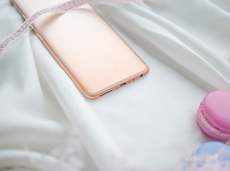 Ӳ�����棬vivo X20�λ÷���ǰ������ɫһ�������ظ�ͨ����660��������������vivo Game Engine��Ϸ������Զ�����CPU���٣�������Ϸ�������ȡ����У����������ڴ桢��������΢�š��������細�ڵȿɴ���������û�����Ϸ���顣