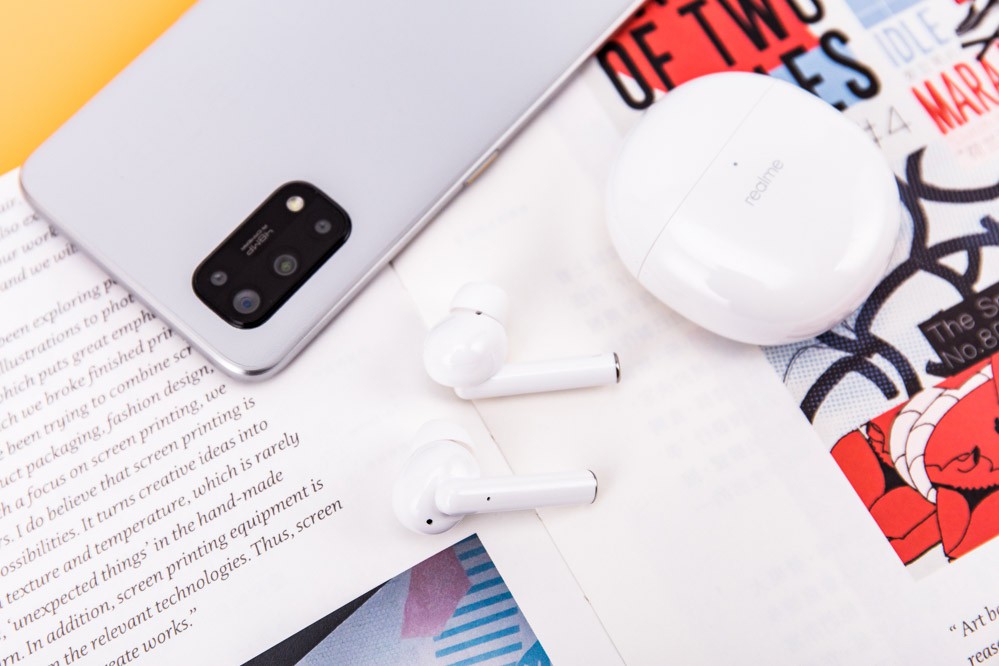 ���� Buds Air Pro����PU+ʯīϩ�߷��Ӹ�����Ĥ������Ȧ��Ԫ�õ�������������ֵĵ�Ƶ����ʵ��realme��֧��AAC��Ʒ����Ƶ������ʮ��������Ƶ��У�Ŷӣ�Ϊ�����ṩ DBB ���ϵ���ǿ����������һ�������˸��в�θе�����Ч����