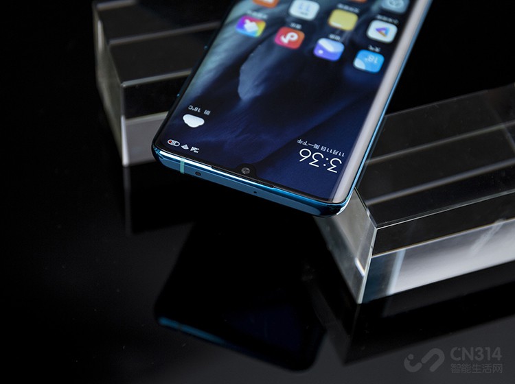 С��CC9 Pro��Ȼ���õ���ˮ������ƣ�ǰ�����Ϊ3200�����صĳ�С����ͷ������ϳ�խ������߿���°ͣ���ռ�ȴ��������������ֵ�൱�ߡ�