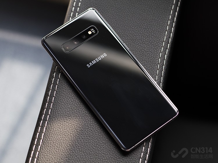 ��������ϣ�����Galaxy S10+����ʹ�õ��ǰ�����3D���������Ի������˵ĸо��������񣬳���һ��LOGO�ͺ�������ͷģ���⣬û���κζ������ƣ������������ڱ����ͻ���ĺ���ָ��ʶ��ģ��Ҳ��������Galaxy S10+ʹ�õ���Ļָ�Ƽ������������٣��Ӿ�Ҳ��ø�������Ƽ��빤ҵ��ѧ�����ںϡ�