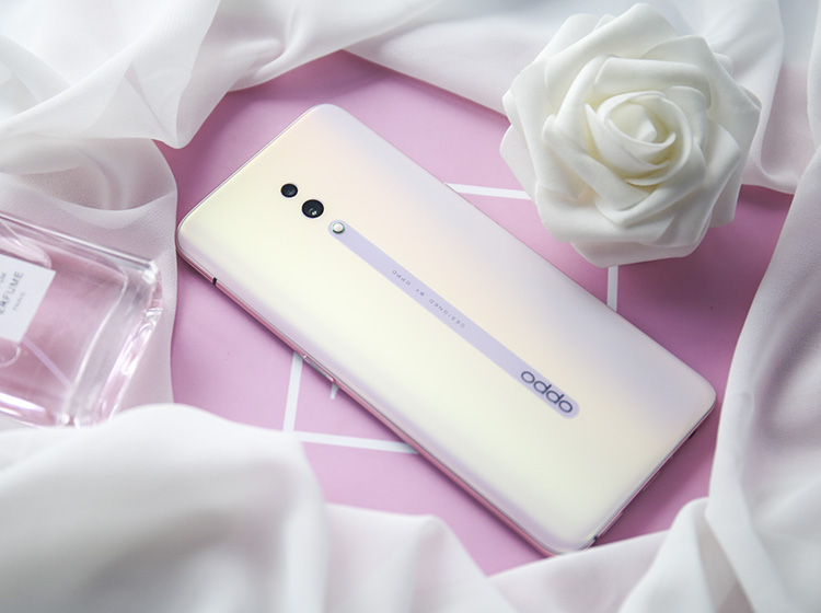 �����õ�����OPPO Reno��׼�棬����4800�����������㣨����IMX586����������f/1.7���Ȧ��1/2.0Ӣ�紫�������ټ��ϸ�ǿ���ķ��϶�֡������HDR�������ܴ������˾�̬���ֳַ�����ҹ������͸߹�ѹ��Ч���������û������ĳ�����Ƭ��