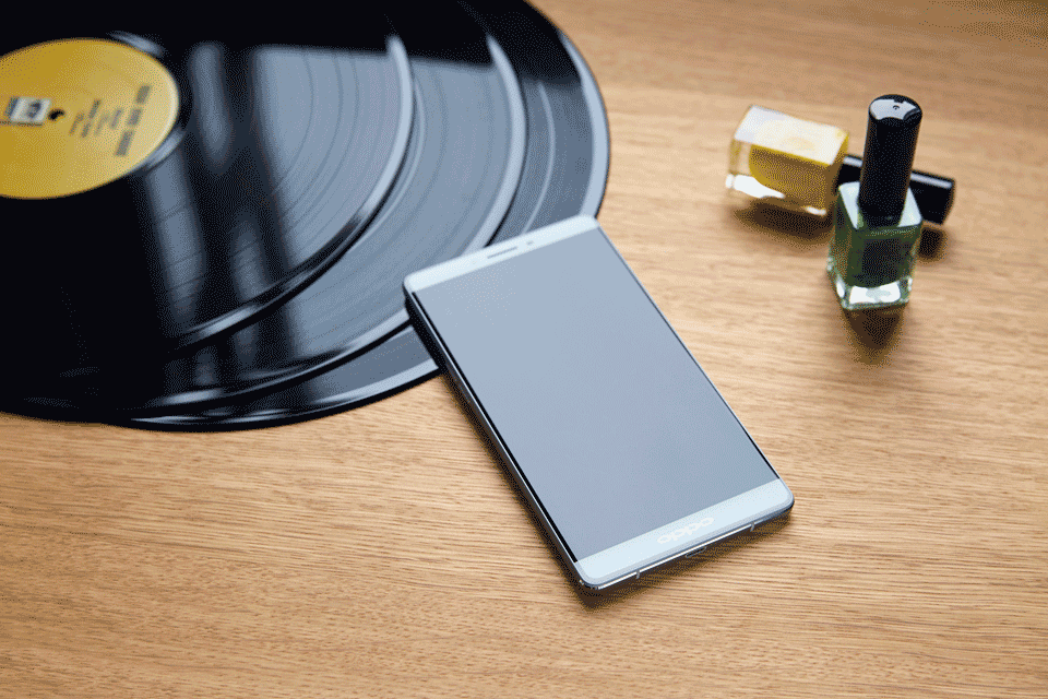 ȫ����������OPPO R7 Plusӵ��6Ӣ�糬��2.5D��������������ó�խ�߿���ƣ���ռ�ȸߴ�80%�������ߴ���Ƶúܺ�