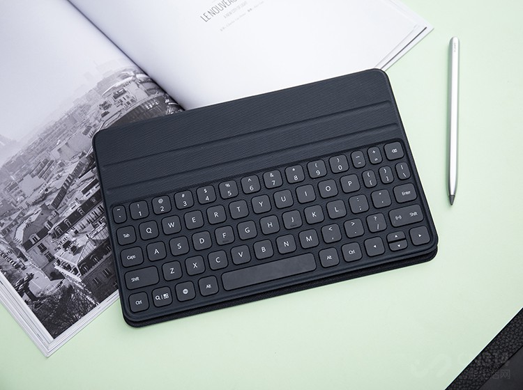 ƽ���䱸���������ߴ������̣����津���׷�����Ʒ��ӯ����260�ˣ�����1.3mm���̣�֧��60��/70��˫�Ƕ�֧�ţ���MatePad Pro����ɿ�������ģʽ����϶���Эͬ���ð칫������