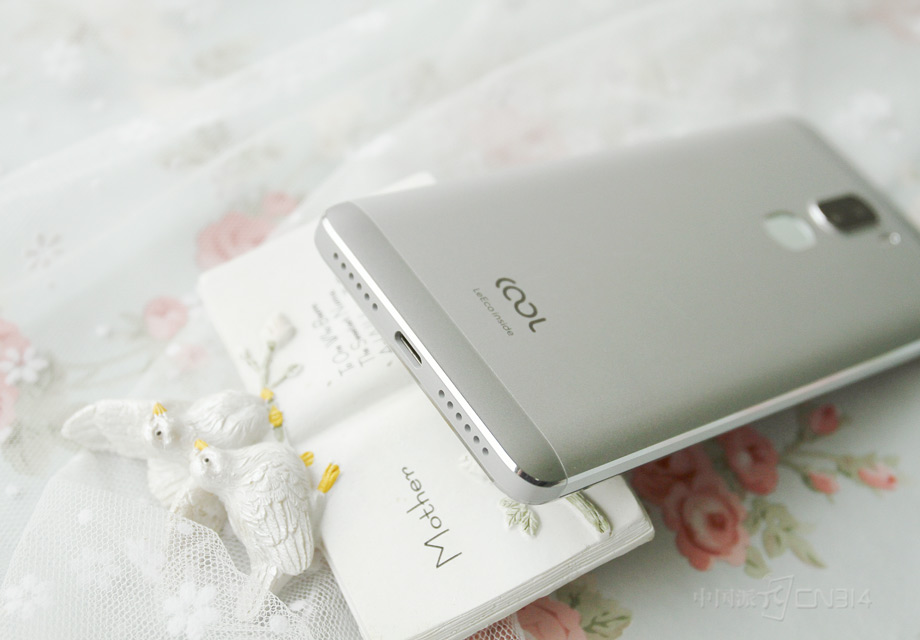 �����ĵײ��м����𽥿�ʼ�ռ���USB Type-C�ӿڣ��������������඼��������졣