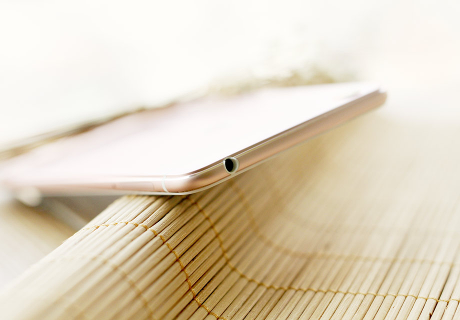 ����vivo X6Plus��ʮ���˱��Ļ�����ȣ������ɱ�����3.5mm�����ӿס�