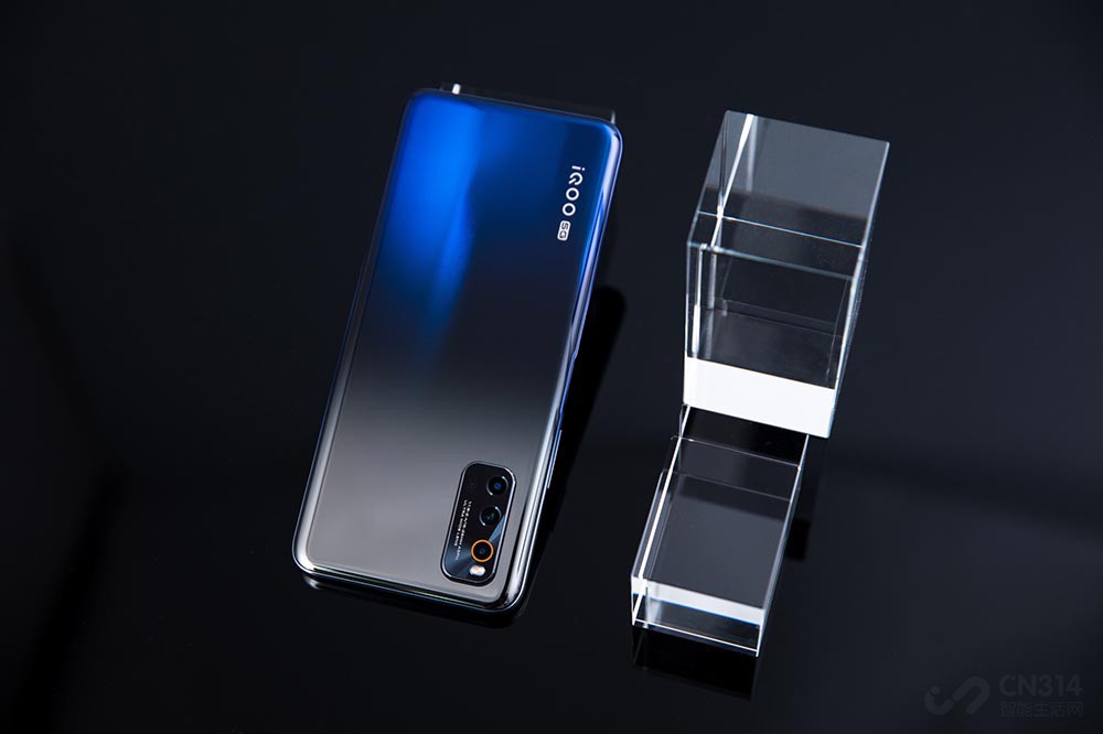 iQOOƷǡǿ˶ܵġϡǺĵġ»865֧5G˫ģSA/NSAȫͨȫϵUFS 3.1ڰ׿ֻеĶˮ׼Multi-Turbo3.0ּټܵϵͳڴ棬ܵͬʱЧֻġ