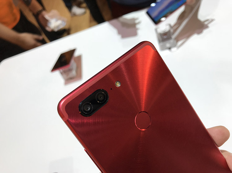 ����M7�ĸǰ��ڲ�������ī���м�������-��-�����������Ʋ㣬ͨ���������Ʋ㷴��Ĺ��ߵ��ӣ����ֻ���ҫ���������ԵĽ�������