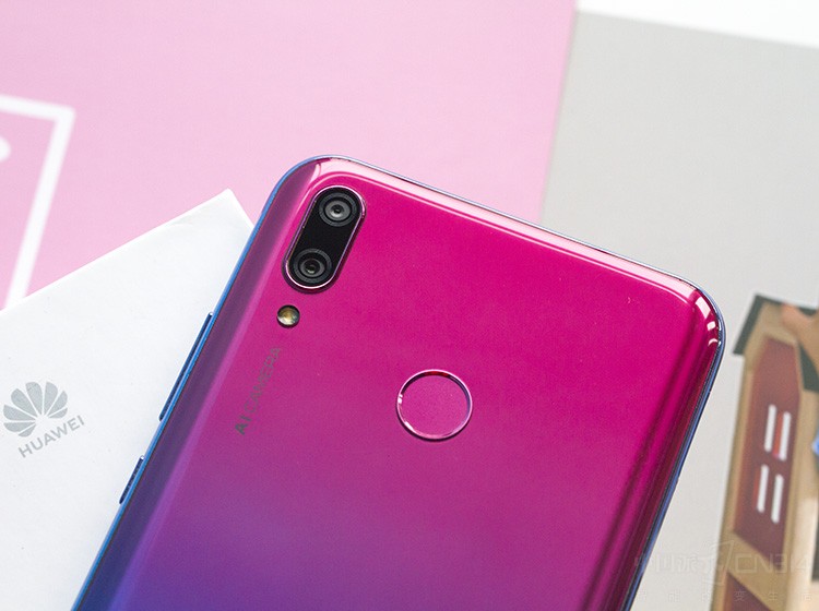 ���ò�����1300��+200��˫����ͷ��F1.8���Ȧ�������F2.2Ȧ������������50%����߶Խ��ٶȣ�������㡣ͨ������ͷ�븱��ͷ���������䣬���Գ��ֳ�רҵ��������ľ����θУ�����Ƭ����������Ϣ��