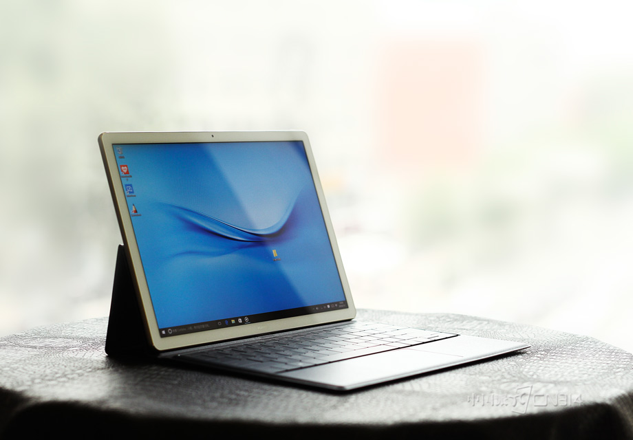 ��ΪMateBook���̰����봥�ذ岿�ֵ����ͬSurface�ļ��̽�Ϊ���ƣ���Զ���MateBook���̵Ĵ��ذ���������൱��ģ���Ҳ�������̵����������㹻������������ڴ���ʱ���Ի�ø��õ������ԡ�