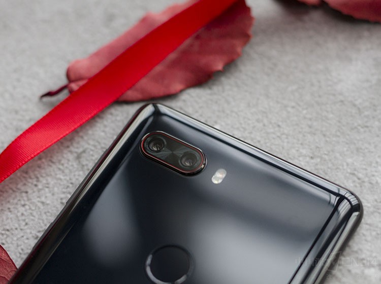 ���շ��棬������ͷ����1600��+2400��AI ˫�㣬F1.6+F1.6�����Ȧ�����������µ��������ձ��֣���AI������ܿ�����ʶ��ͬ������Ŀǰ��֧��������������ֲ���羰��500+���������û������ĳ�����Ƭ��