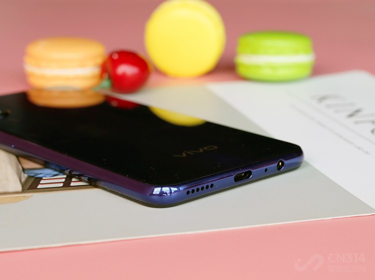 ��һ��vivo���ж˻�Z5�䱸����Type-C�ӿڣ�Micro-USB�Ѿ��𽥱���̭������£�vivo�ڷǵͶ˻������Ѿ�������ʹ�ú�һ�ӿڡ���Ϊ���ĵ��ǣ�Z5��������3.5mm�Ķ����ӿڣ��������vivoһ������Ϊ����Ӱ�����������ļ�֡�