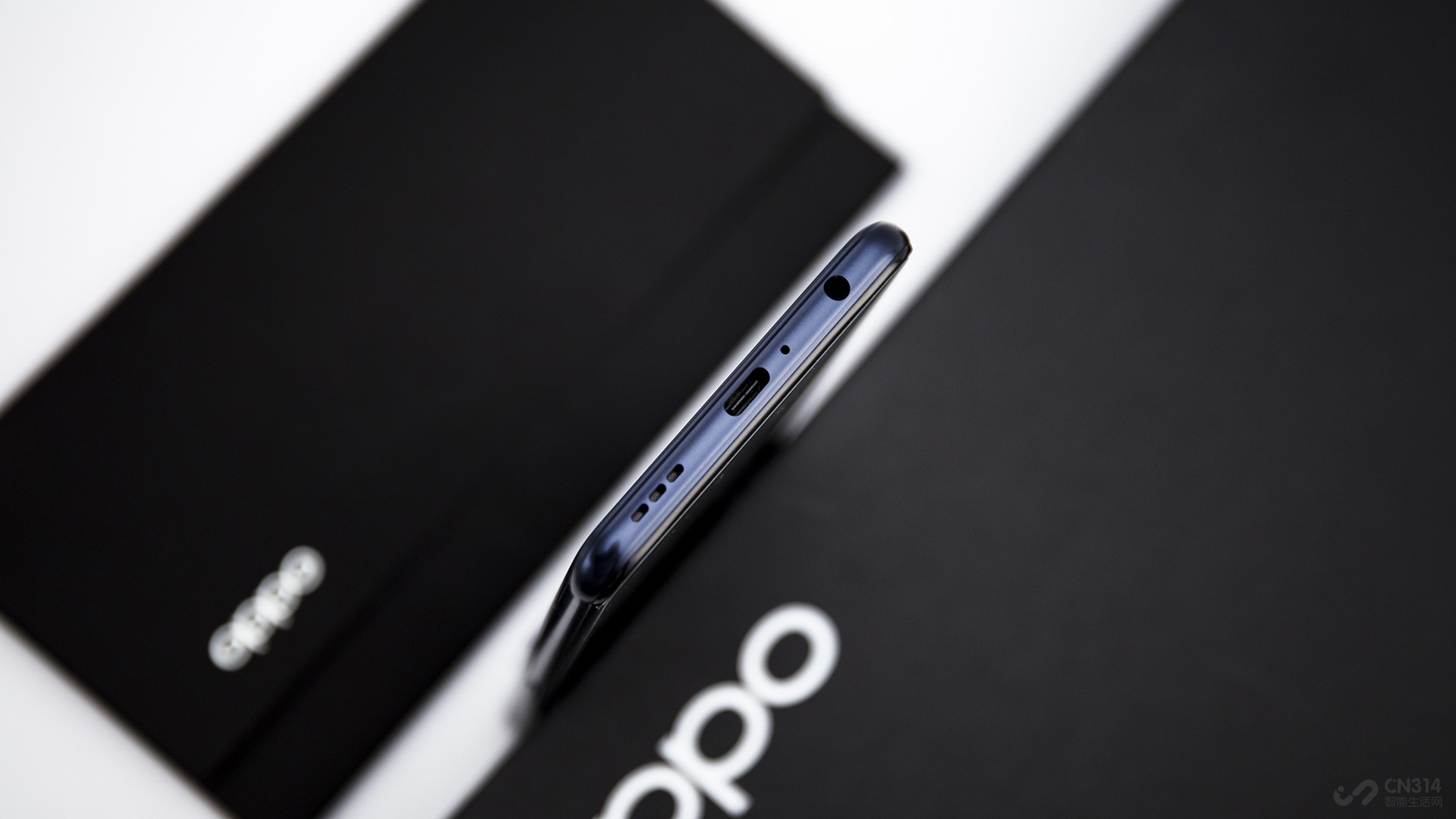 �����ܿɹ���ǣ������������Ļ����ռ��ϣ�OPPO Reno3�Ա�����3.5mm�����ӿڣ����ڲ������ְ�������˵��һ��������