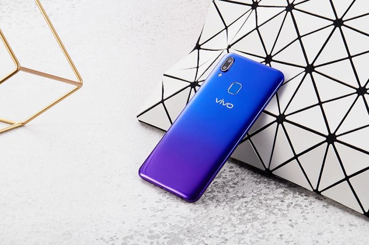 ����������vivo U1������ʱ�����еĳ�������ɫ��ӵ�м���졢����ɫ����ҹ��������ɫ���Ƽ���ʱ���໥�ںϡ��ǶȲ�ͬ����Ӱ��ת��ñ���Ƿ�ɫ�ʡ�Ϊ�˻�ø��õ��ָУ�vivo U1����3D�ƽ�΢����ƣ�����֮�侭��������У�����ջ�����Ȼ���ϵ��ճ��ָС�ʱ�и����ճָм汸�����ֳ�����һ��ı�ʶ�ȡ�