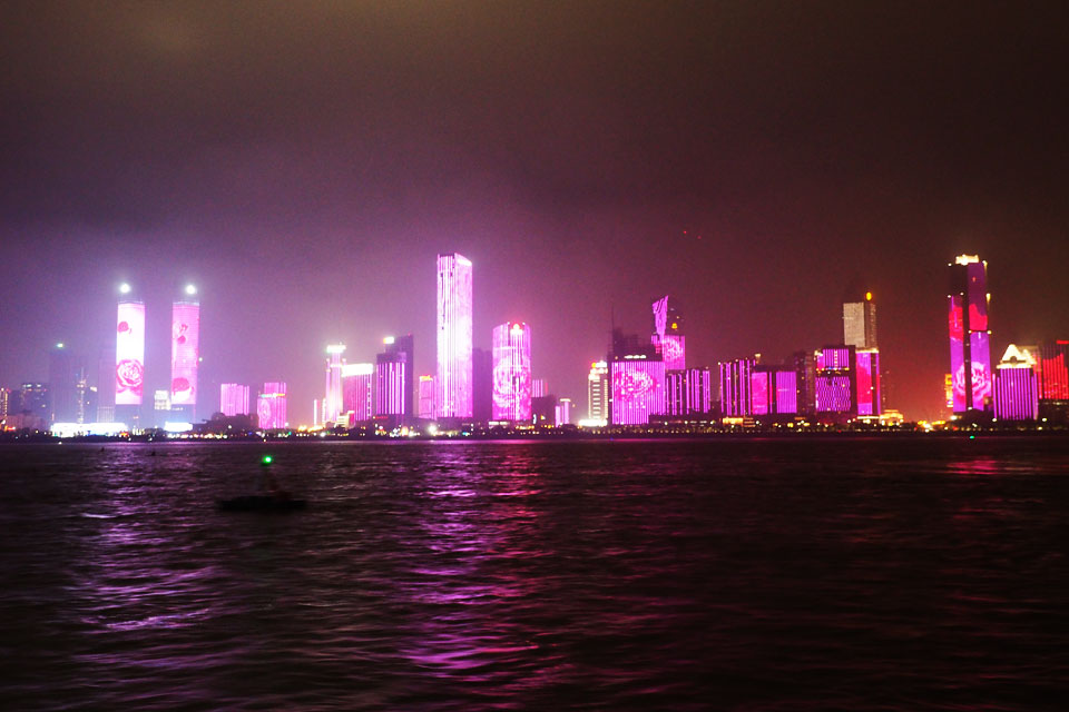 ��ivvi�����ˣ��������ð���ͨ���硱����11��19�������ϲ��ӽ�һ������8���296������ͬʱ����������������һ���ر�ĵƹ���΢��Ӱ