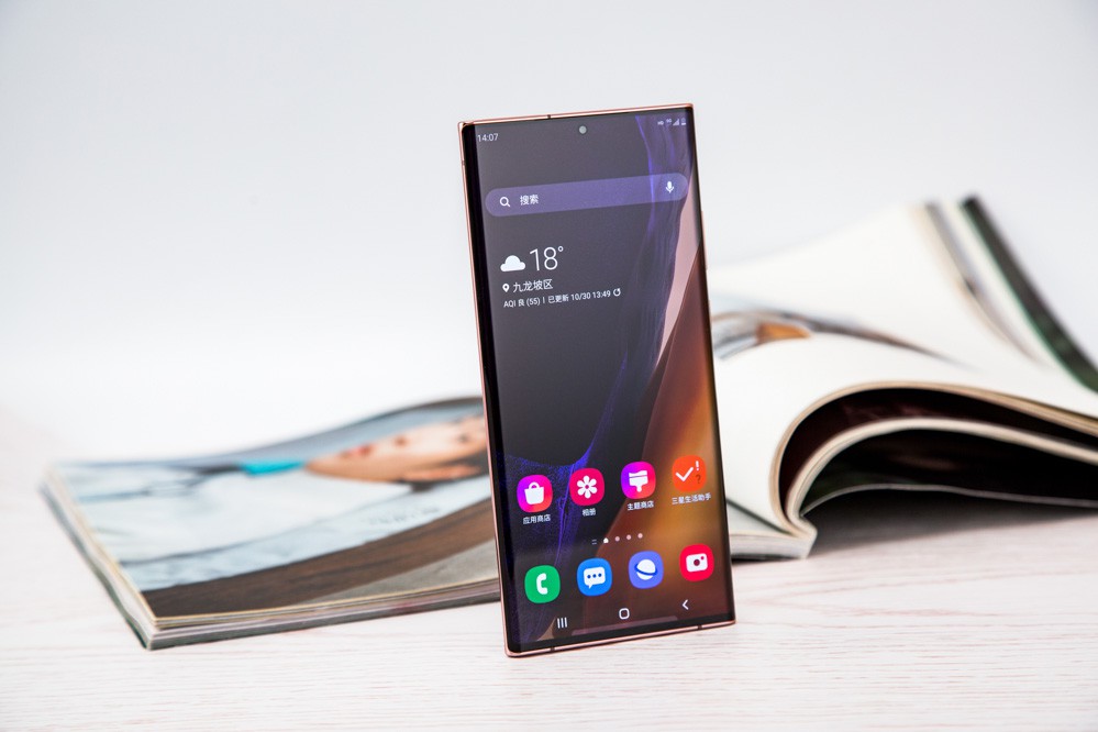 ��Ļ���棬����Note20 Ultra������6.9Ӣ���Dynamic AMOLED 2X��ʾ������Ȼ��˫����߿򣬵���Ϊ�ĸ��߽ǲ���ֱ�ǵ���ƣ��������廹��ƫ����������Ļ�ﵽ��Quad HD+��׼���ֱ��ʸߴ�3088��1440���أ�����1600��ɫ��ɫ�ʣ���ʾ�ǳ�ϸ�塣