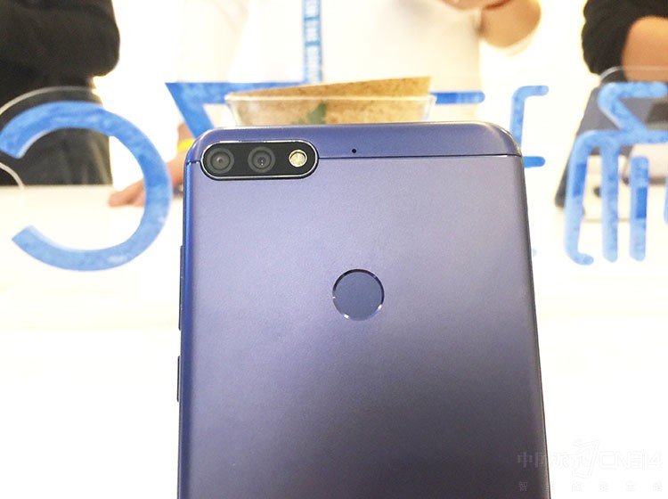 ������Ȼ��˫����ͷ��1300�����أ�200�����ص���ϣ�֧�ִ��Ȧ�����黯�������黯Ч������Ȼ����Ե���������ܹ���������Ӿ����������Ƭ��