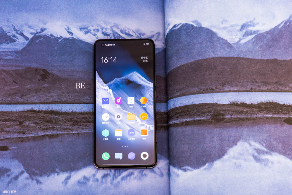 ��Ļ���棬iQOO 5ʹ����һ��6.56Ӣ������AMOLED����ȫ������Ļ�������Ļ���ϡ����ұ߿�ȿ�������Ϊ1.75mm�������°ͷ��棬iQOO������Ŷӽ�����������2.8mm����˿���ȥʮ�ֵ��𺳡�