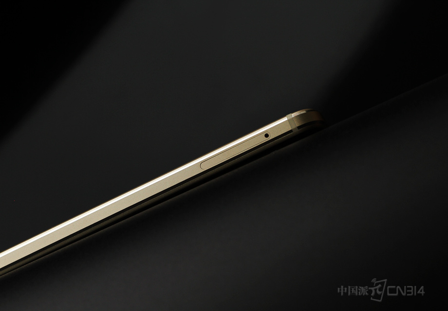 �ڸû��������ı߿��ϣ����ҽ���һ��SD�ڴ���չ���ۣ����Կ������۷�϶��С�����幤�տ�Ȧ�ɵ㡣