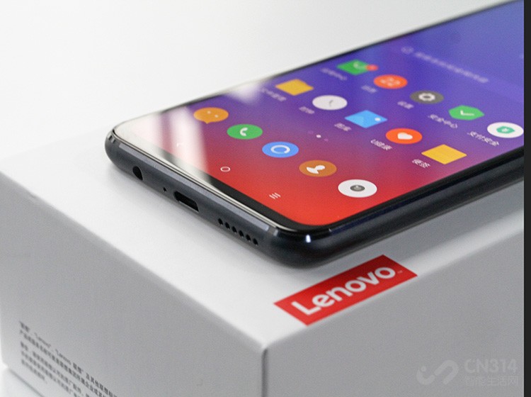 �����ײ��������ҷֱ���3.5mm�����ӿڣ�������˷磬Type-C�ӿں������������������ӿ���������귢�����ֻ����߱���һ�����ʣ�����ϲ����������û���˵��3.5mm�����ӿ�ʵ����̫���ģ�