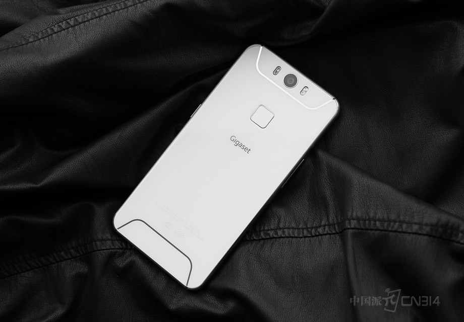 Gigaset ���MEpro����Ҫ���Ǳ���ı�ʶ�ȣ��ŷ�ʽ������������г������е��ֻ��ж���һ�ġ�