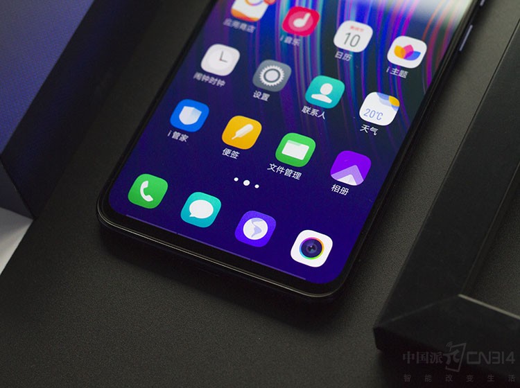 vivo X23���õ��Ǻ�vivo NEXһ���ĵ�COF��Ļ��װ���գ���ͼ�Ͽ��Կ���vivo X23���°ͱ��ϴ���խ����Ұ��һ�����죬�Ȿ�����кܴ�ķ�װ�ѵ㣬���ﻹ�ǵ�Ϊvivo��ǰ���ռ������޵ġ�