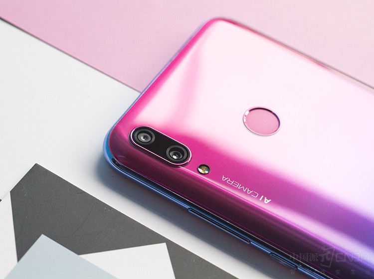 �������幤��ѧ�ĺ���ʽָ����ƣ������ֻ���Ļ�ﵽ��6.5Ӣ�磬��������ȫ�������պͳ�խ�߿�����ƣ������ճ�Ҳ�൱���ɣ�ʳָ����������Ȼ��������ָ��ʶ������