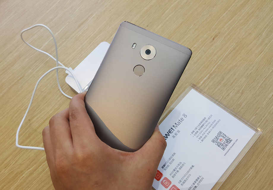 Mate8������ͷ��ָ��ʶ��ģ�鶼����Ƴ�Բ�Σ���Mate7����кܴ�Ĳ�ͬ��