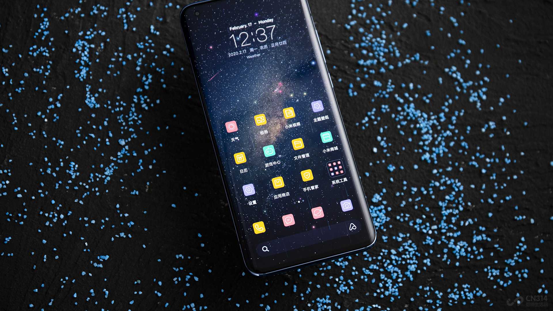 ��Ļ�ߴ�Ϊ 6.67 Ӣ�磬ˢ����Ϊ 90Hz�����ز�����Ϊ 180Hz��֧��4096����Ļ���ȵ��ڣ���ֵ���ȴﵽ�� 1200nit����Ȼ�ֱ���Ϊ�����1080p������ɫ׼���ַǳ���ɫ��JNCD С�� 0.55����E С�� 1.1�����ɳ�Խ iPhone 11 Pro��������׷���ֱ��Ҫ̫ˬ��