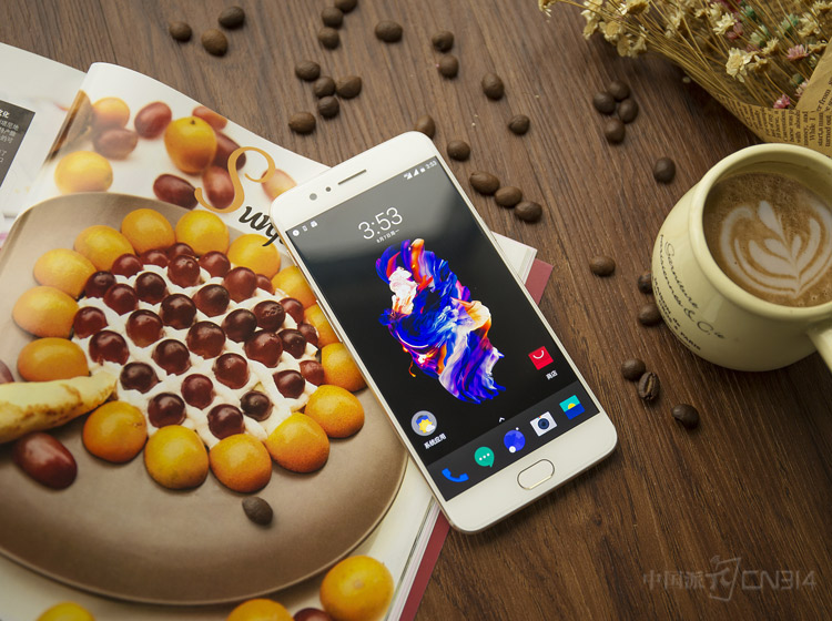 ���ɽ�汾OnePlus 5 ͬ�����õ���һ�� 5.5 Ӣ�� AMOLED ��Ļ���ֱ��������� 1080p��ǰ���任�ɰ�ɫ����һ�ۿ���ȥ����һ�����¡�