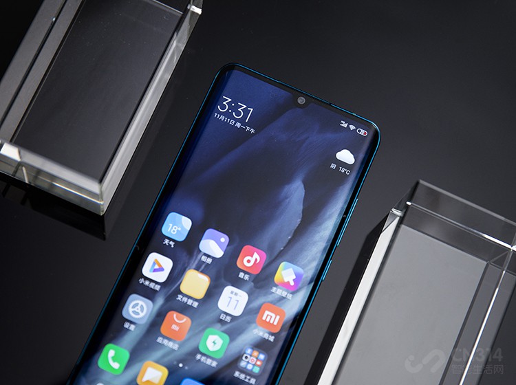 ��Ļ����Ϊ19.5:9�������Ե���Ϊϸ�����ֱ���Ϊ 2340��1080��֧�� DCI-P3 ɫ�򣬶Աȶȴﵽ 400000:1��ͨ���¹������������֤��