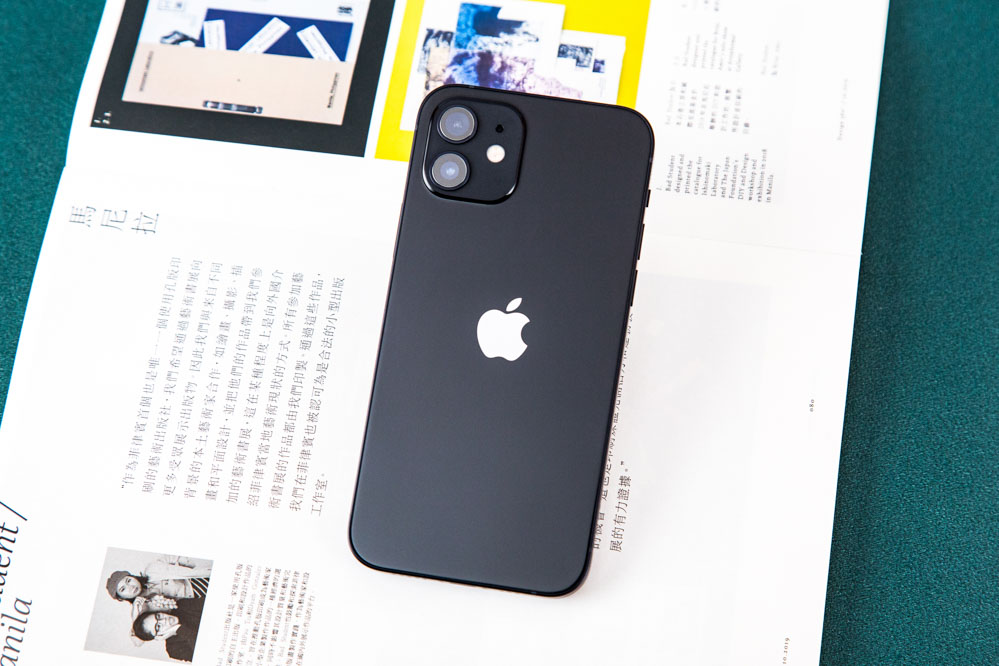 ��������ȣ�����ƻ�����ֻ��������Ƴ�Լ��һ���£�����˿��û��Ӱ�쵽�����ȶȡ��������Ҵ������Ǻ�ɫ�汾��iPhone 12��չʾ��