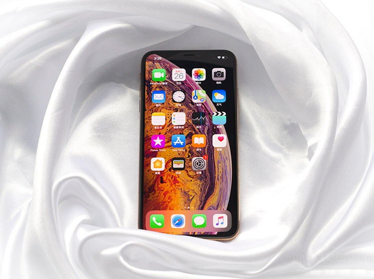 iPhone XS Max����6.5Ӣ���OLED��Ļ���ֱ���ΪSuper Retina�ȼ���2688 X 1242����֧��HDR��Ϊ�û�������Ƭ����Ƶ�ĸ��ùۿ����顣