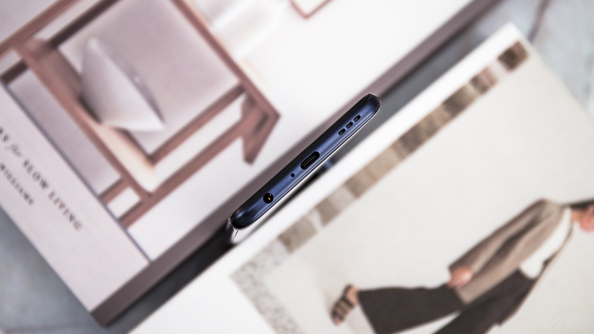 ͬʱ��Reno3 5G���ر����ĵı�����3.5mm�����ף����ڵ��ºܶ�Ʒ�ƶ�����ȡ��3.5mm�����׵�ʱ���Ե÷ǳ����Ի������ָ�Ʒ�ʶ���������Ҫʹ��ת��ͷ�ˣ����ӷ��㣬�������ʲ�������