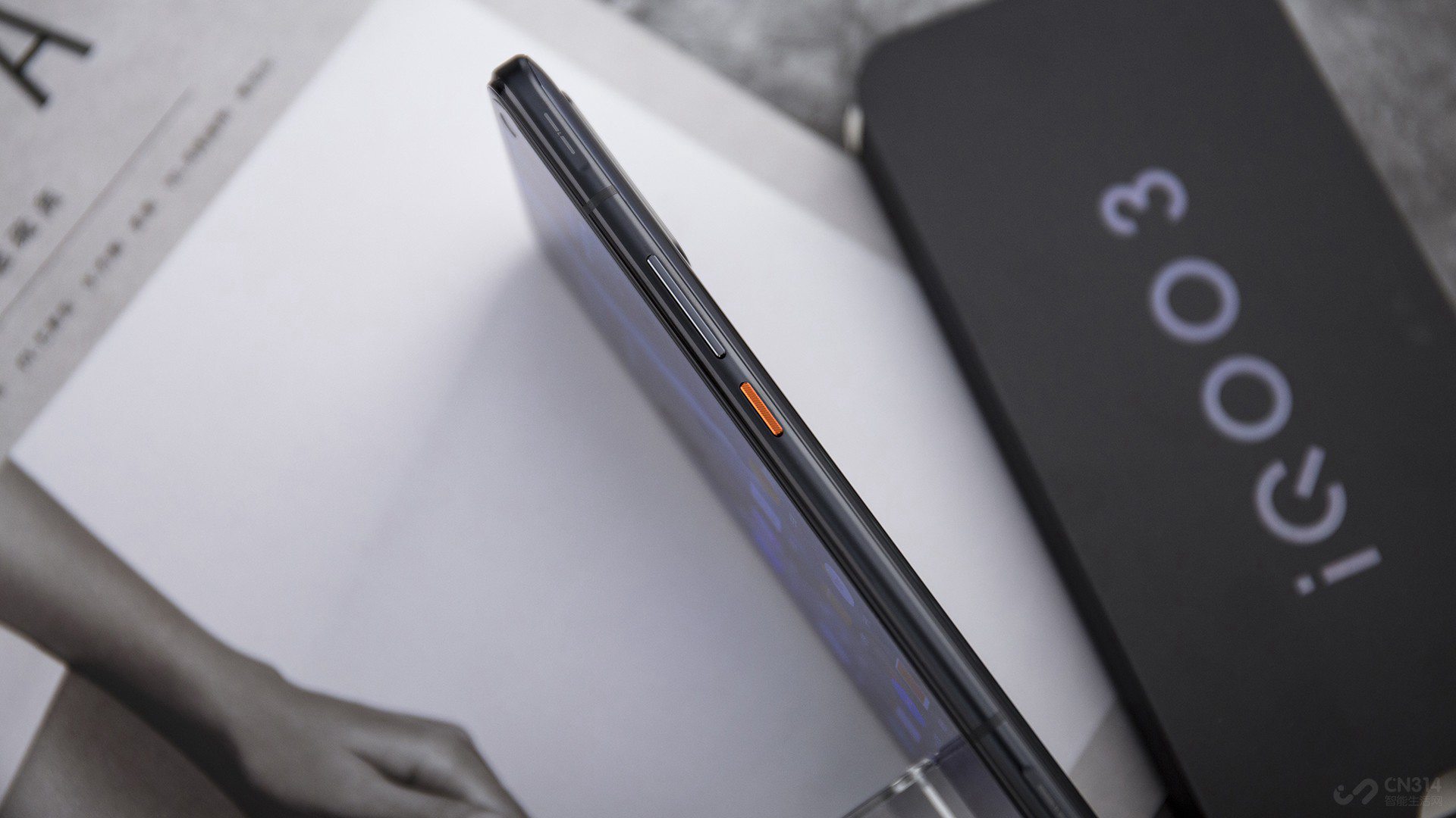 �ڱ߿��ǲ�����һ�������ͳ����п��ڲ�߿���ȥʮ�ֵ��ſᣬ����������ƣ������������ճָС�ͬʱ��Դ��Ҳ�ı�ɳ�ɫ���Ҳ���Ϊ��Ϥ��AI���������Կ��ٺ���jovi��