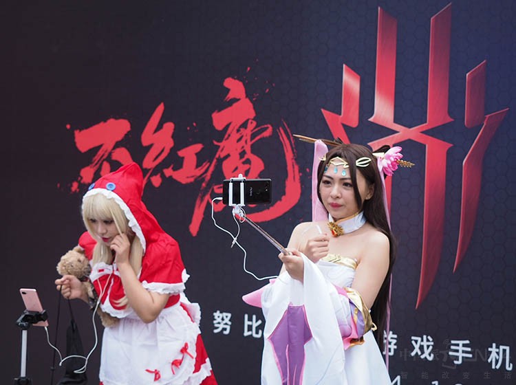 �������Ӻ͹ŷ���Ůͬʱվ�����Ա����ѡ����һλ���϶���̰�ĵļһ���Ҫ��λ��Ůͬʱӵ�У������������ϵ��ڱ�����������𣿻�������ħ�ֻ�����Ϸ�ɡ�