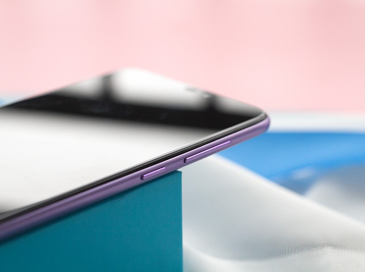 �ָй⻬֮�⣬��ҫ����8C���廹�Ե�ʮ����ӯ�˱�������ֻ��7.98mm���������������滹����һ��4000mAh�Ĵ�������أ������ܻ�ò���������Ч����