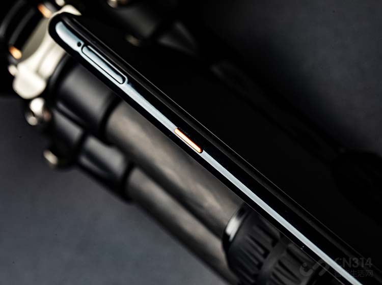 iQOO Neo��Funtouch OS�л������˲�������Ե��Ż����ܣ�����������ά�ȵ�Multi-Turbo�������ɸ���iQOO Neo�Ĵ��ء����硢ɢ���Լ������ٶȵȶ෽��ı��֡�