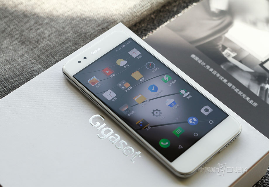 Gigaset���ME pure����ʩ����2.5D���沣�����ڱ�Ե����������������һ����Բ����ĸо����������ɲ����ˡ��Ǵ�����ʽ����Ͳ��ƣ���û��ʵ����Ͳ����Ӧ��������ͷ��������Ʒ��Logo����ࡣ