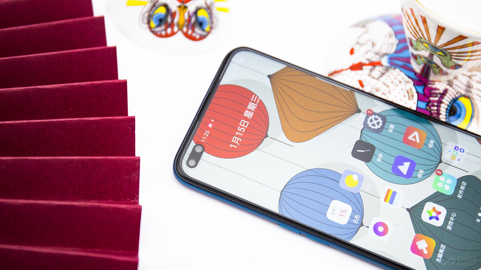 ��������ϣ�realme����X50��������ԱȽϼ򵥣����������һ��6.57Ӣ��˫���LCD��Ļ������Ϊ20:9�����渲���˿���������5�������������ڸ�Ϊ������õ�ͬʱ���ṩ�������ĵ����Ż��ȣ��ָи��á�