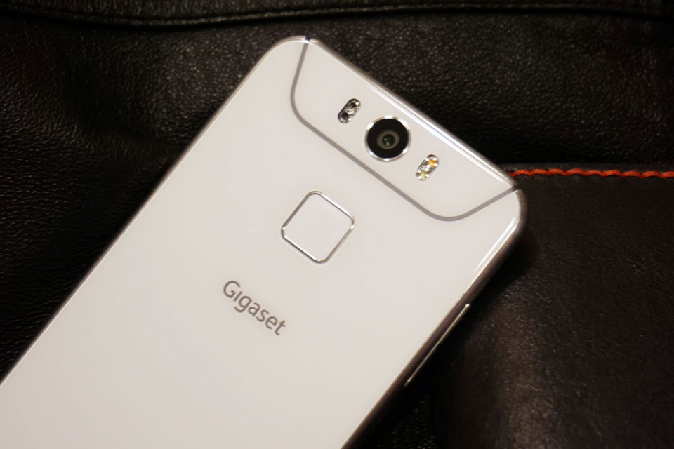 Gigaset����160������ʷ��Ʒ�ƣ������ڳ�Ϊ���������Ͽɵ�����Ʒ����������ۺϽ��������Ӧ�̡����Ƕ���ᵽ���¹�Ʒ�ʡ���һ˿�����ĵ¹�������һ����еĻ��򣬵͵�������ı����ڲ�Ʒÿһ��ϸ�ڡ������¹�Ʒ�ʡ����嵽Gigaset�ֻ�����˵�����ǡ�Ϊ��õ��û��������ơ���