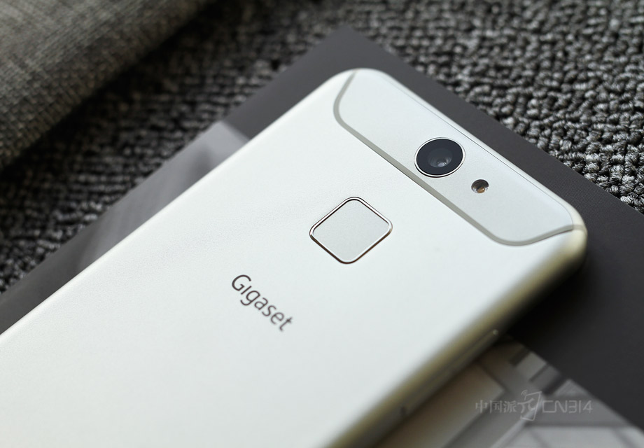 Gigaset���ME pure���涥�������1300�����ص�����ͷ���Աߵ������Ҳ�Ե÷ǳ����ɡ�ͬʱGigaset���ME pure��û���˸��ָ��ʶ���ܣ���һ�㻹��ֵ�õ��޵ġ�