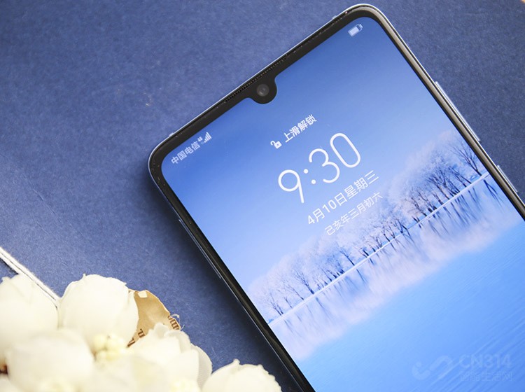 Ϊ�˽�һ��������ռ�ȣ���ΪP30ȡ���˴�ͳ����Ͳ���ף����ô���������������ʹ�ö�ͷ�߿��һ����������խ�����Ի�ø���������Ұ��